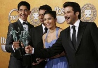 Patel y Pinto junto con parte del elenco de "Slumdog Millionaire" durante la pasada entrega de los premios BAFTA